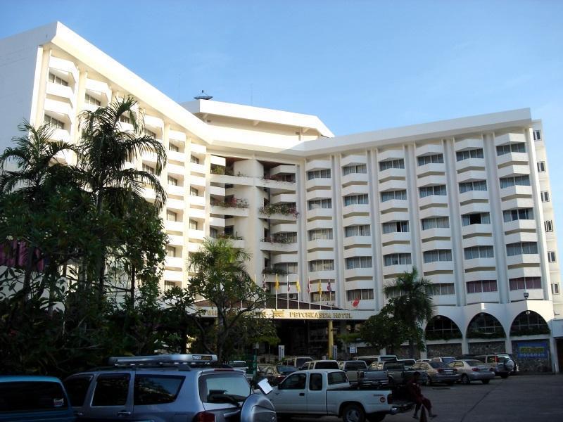 Petchkasem Grand Hotel Surin Buitenkant foto