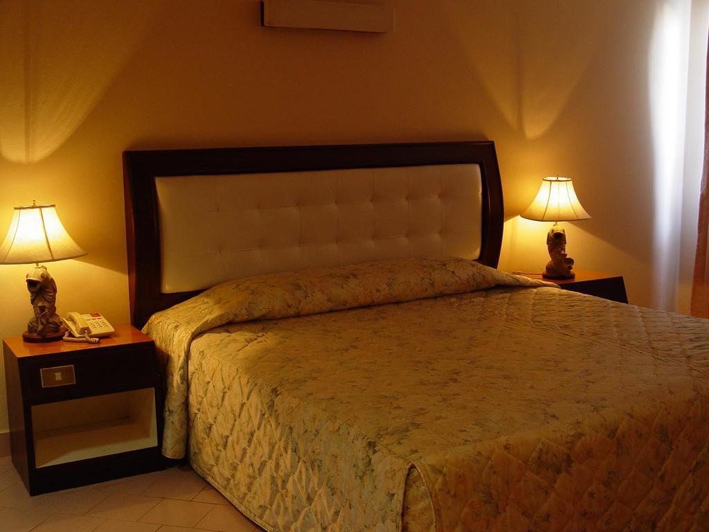 Petchkasem Grand Hotel Surin Buitenkant foto