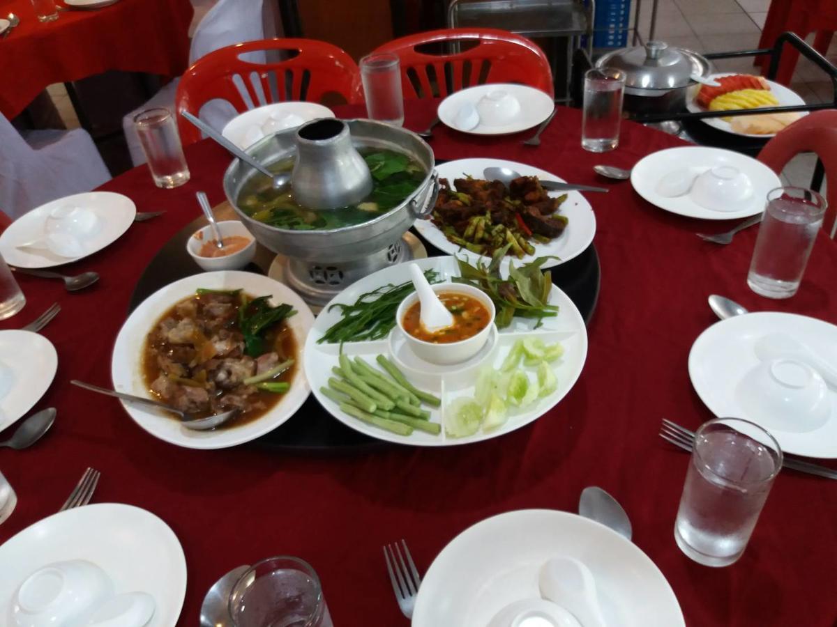 Petchkasem Grand Hotel Surin Buitenkant foto